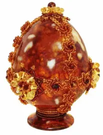 Яйцо пасхальное из янтаря "Царица"