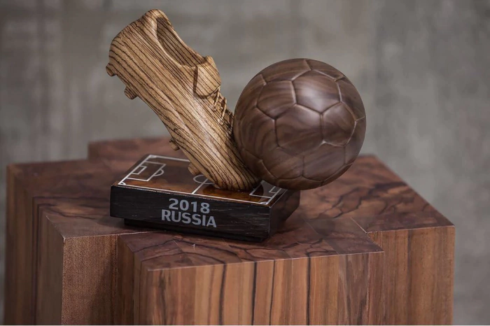Сувенир "FIFA Россия - 2018" мореный дуб, янтарь
