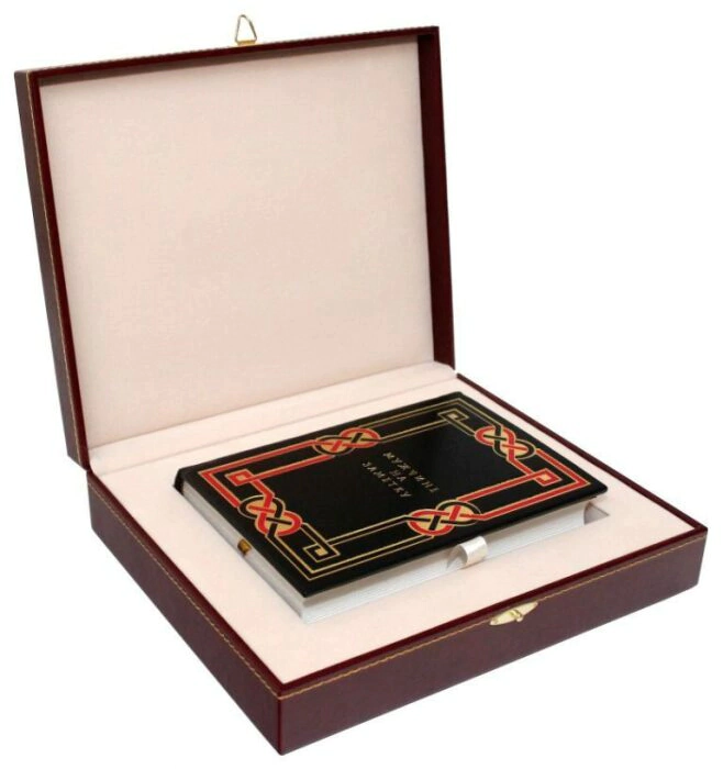 A leather-bound book "For a man's note"