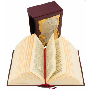 Подарочная книга в кожаном переплете "Подарок молодым хозяйкам"
