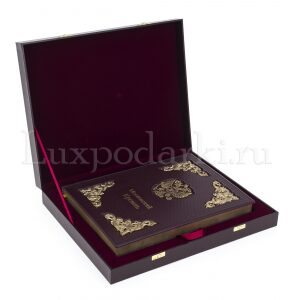 Leather-bound gift book "Moscow Kremlin" in a box (bilingual edition)