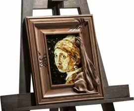 Панно из дерева и янтаря "Женщина с жемчужной сережкой"