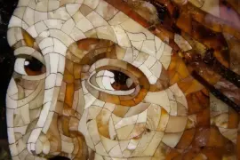 Панно из дерева и янтаря "Женщина с жемчужной сережкой"