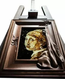 Панно из дерева и янтаря "Женщина с жемчужной сережкой"