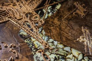 Панно из массива ореха, сапеле и янтаря "Леонардо"