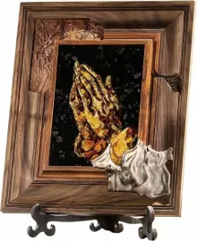 Панно из дерева и янтаря "Руки молящегося"