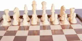 Шахматный стол из бука "Классический" с резными табуретами