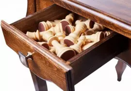 Шахматный стол из бука "Классический" с резными табуретами