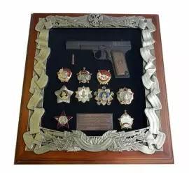 Ключни­ца "С пистолетом ­ТТ и наградами СС­СР"