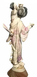 Сувенир из бивня мамонта "Японка в розовом кимоно"