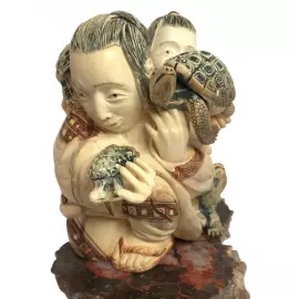 Сувенир из бивня мамонта "Отец и сын с черепахами"