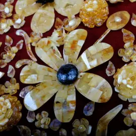 Декоративное панно из янтаря "Цветы"