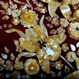 Декоративное панно из янтаря "Цветы"
