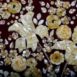 Декоративное панно из янтаря "Цветочная ваза" в белой раме