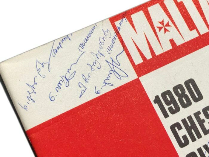 Книга с автографами участников шахматной олимпиады 1980 от СССР