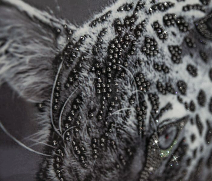 The painting "Leopard" on the mirror (Swarovski)