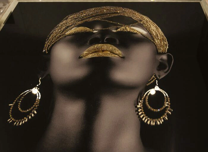 The painting "Cleopatra" on the mirror (Swarovski)