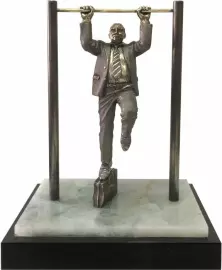 Статуэтка "Чиновник-спортсмен"
