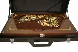 Нарды из ценных пород дерева и янтаря "Леопард" Нарды из ценных пород дерева и янтаря "Леопард"