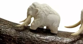 Композиция из бивня мамонта "Три мамонта"