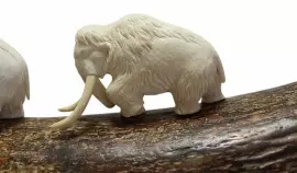 Композиция из бивня мамонта "Три мамонта"