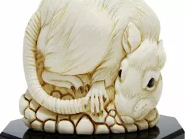 Скульптура из бивня мамонта "Белая крыса"