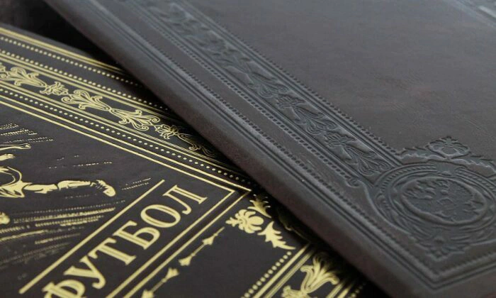 Подарочная книга в кожаном переплете "Футбол. Великое наследие"