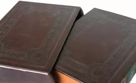 Подарочная книга в кожаном переплете "Футбол. Великое наследие"