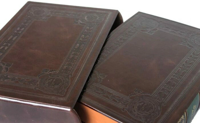 Подарочная книга в кожаном переплете "Футбол. Великое наследие"