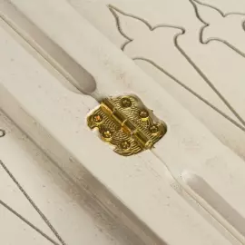 Шахматный стол из бука "Симфония" резной, белый с шахматами и нардами