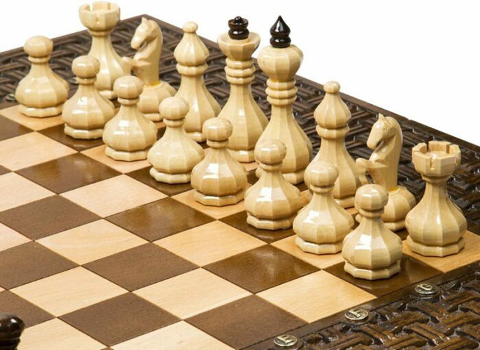 Carved chess, backgammon and checkers made of beech "Interlacing"