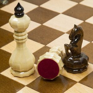 Carved chess, backgammon and checkers made of beech "Interlacing"