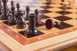 Шахматный стол из дуба "Постамент"