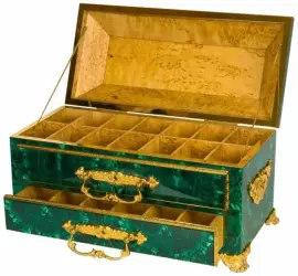 Ларец под наручные часы из малахита Ларец под наручные часы из малахита