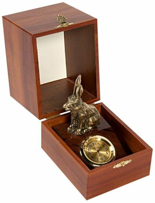 Часы настольные с фигуркой кролика из яшмы