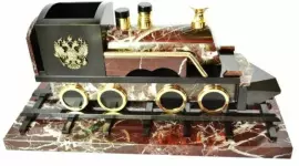Фигурка "Поезд" из яшмы с гербом России и с часами