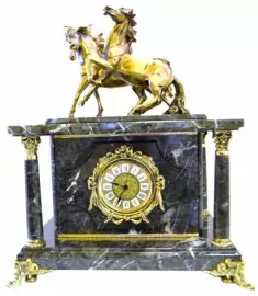 Часы-сейф из серого мрамора "Лошадки"