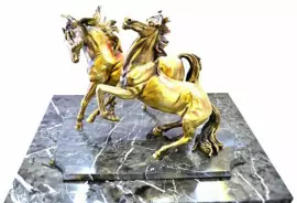 Часы-сейф из серого мрамора "Лошадки"