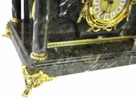 Часы-сейф из серого мрамора "Лошадки"