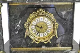 Часы-сейф из серого мрамора "Лошадки"