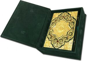 Коран с филигранью (золото), литьем и гранатами в замшевой шкатулке