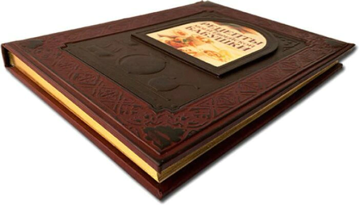 The leather-bound book "Recipes of my Jewish grandmother"