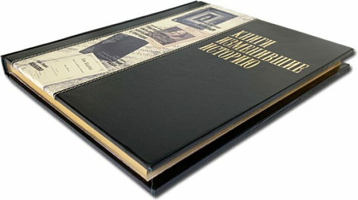 The leather-bound book "Books that changed History"