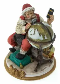 Статуэтка "Санта Клаус с глобусом" Статуэтка "Санта Клаус с глобусом"