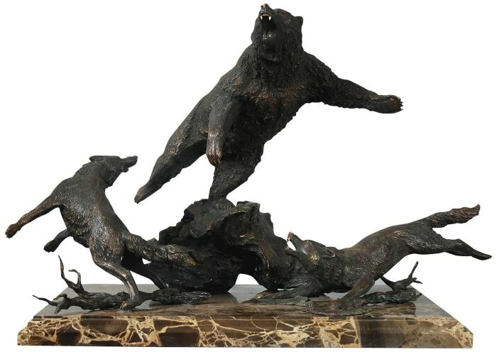 The author's bronze sculpture "Bear fight with wolves"