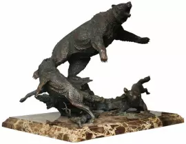 Авторская скульптура из бронзы "Бой медведя с волками"