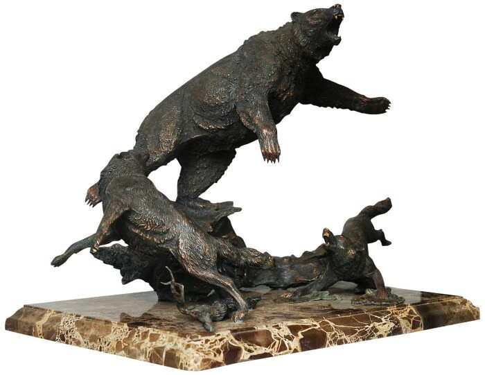 The author's bronze sculpture "Bear fight with wolves"