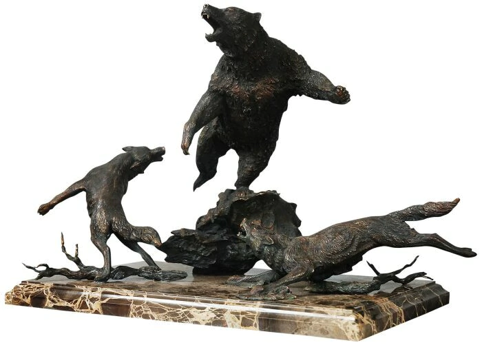 The author's bronze sculpture "Bear fight with wolves"