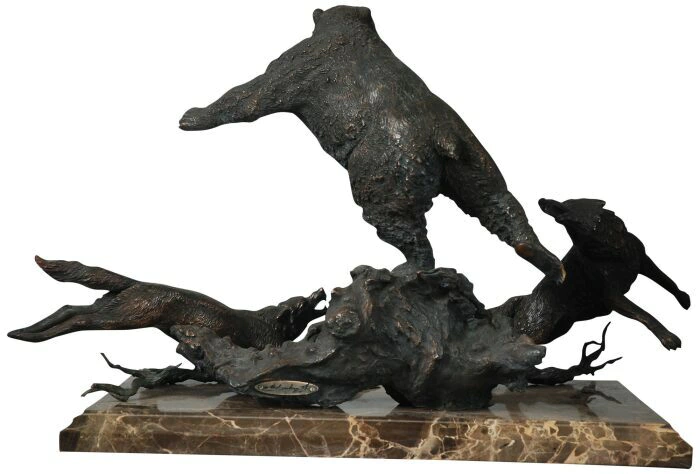 The author's bronze sculpture "Bear fight with wolves"