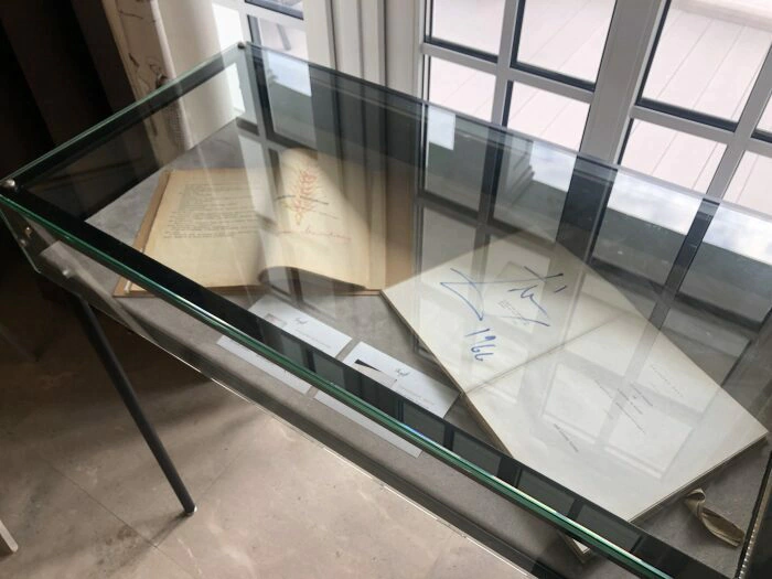 Книга с автографом Сальвадора Дали